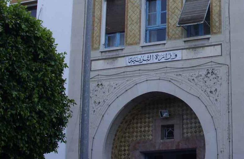 تونس.. منع الطلاب من هواتفهم بعد حادثة انتحار 