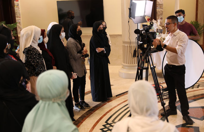 طالبات كلية الاتصال بالجامعة القاسمية يتدربن على مهارات التصوير التلفزيوني