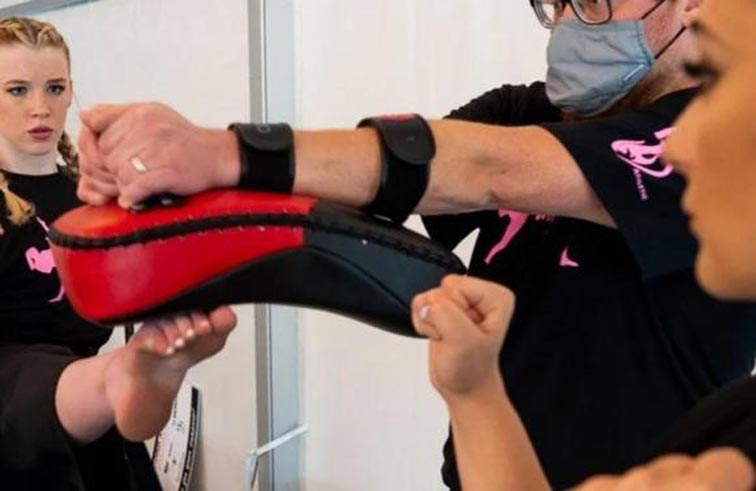 متخصصة بالفنون القتالية تحطم رقما قياسيا جديدا