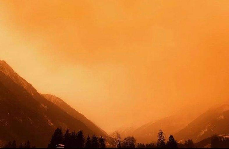 الأصفر يلوّن سماء فرنسا