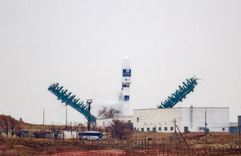 القمر الاصطناعي البيئي الإماراتي الأول يدخل بنجاح مداره حول الأرض