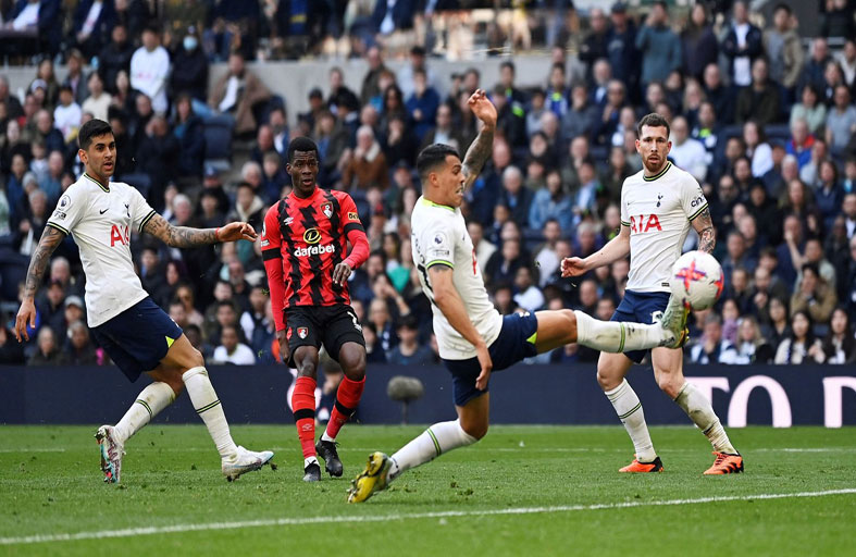 خسارة نيوكاسل وتوتنهام تفتتح الباب أمام يونايتد 