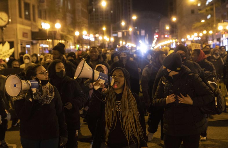 شرطة أوهايو تقتل فتاة سوداء هددت آخرين بسكين 