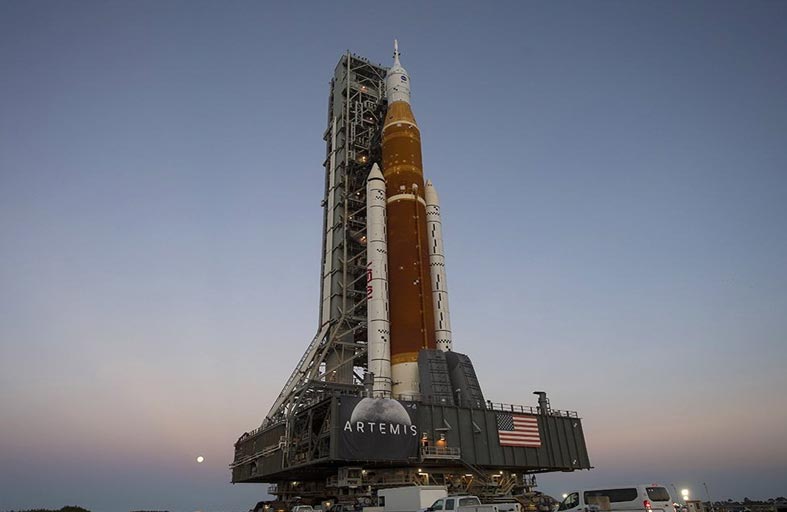 صاروخ عملاق  في رحلته الأولى إلى الفضاء