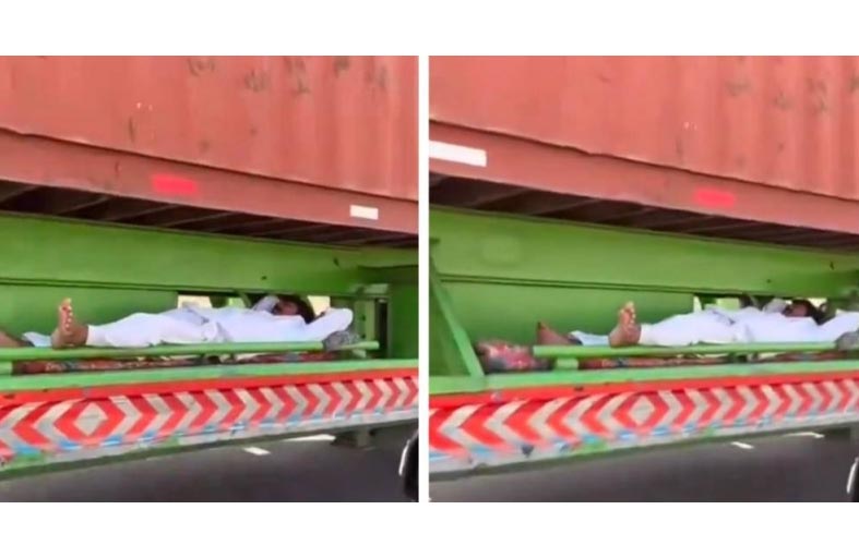ينام أسفل شاحنة تسير على طريق سريع