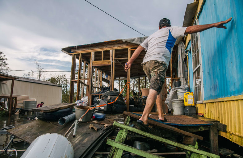 حظر تجول في نيو أورلينز الأميركية بعد مرور الإعصار 