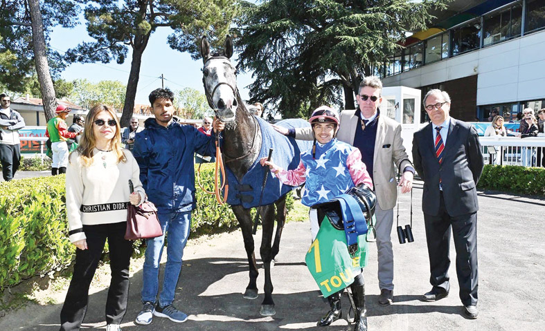المهرة «مانتهاري» تتوج بلقب مهرجان منصور بن زايد للخيول العربية في فرنسا