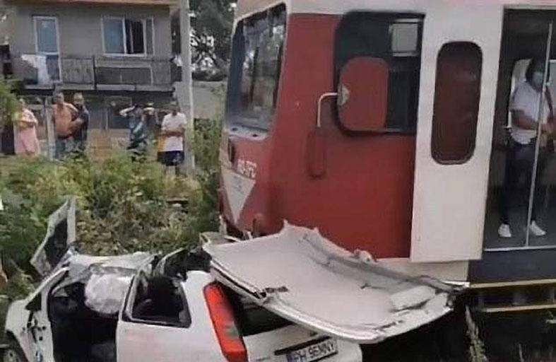 يوثّق دهس قطار لسيارته ويلقى حتفه