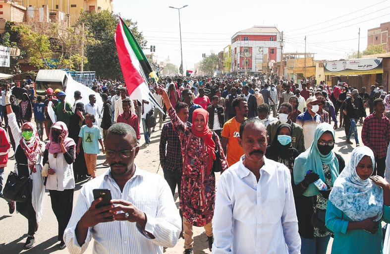 إطلاق غاز لتفريق محتجين قرب القصر الرئاسي في الخرطوم