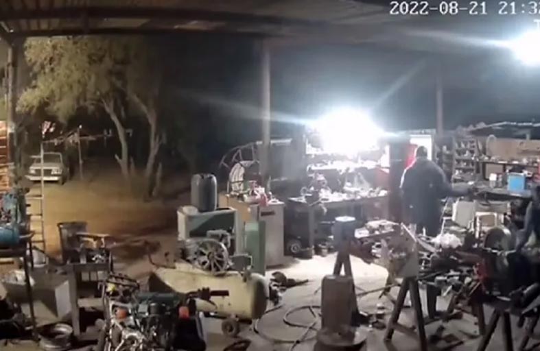 مزارع يقلب الطاولة على 3 لصوص مسلحين