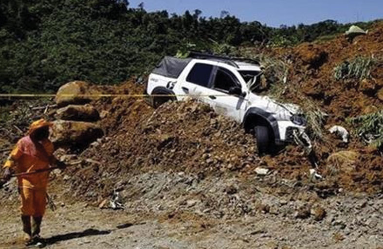 انهيار طيني يغمر سيارات على طريق 