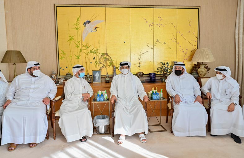 منصور بن زايد يعزي بوفاة عيسى صالح القرق