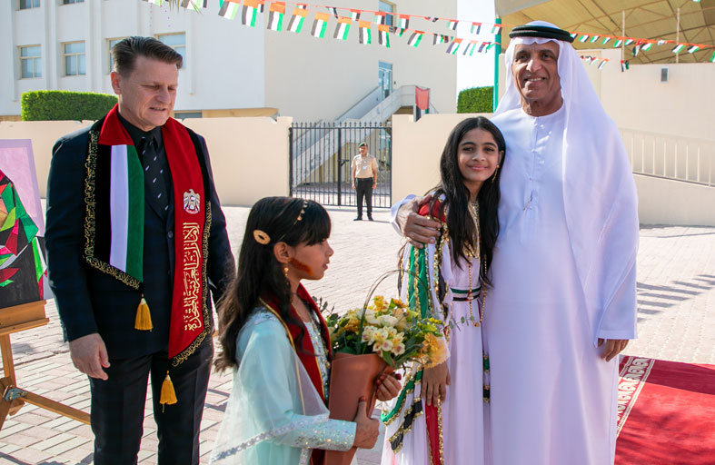 سعود بن صقر يشارك طلبة أكاديمية رأس الخيمة فرحتهم واحتفالاتهم بعيد الاتحاد الـ 51