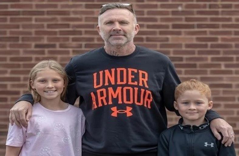 يعود للحياة بفضل طفليه