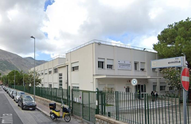 بسبب دخول الحمام.. معركة بالأيدي بين والدة طالبة ومديرة مدرسة