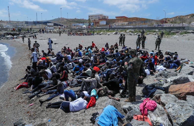 5 آلاف مهاجر يصلون سبتة الإسباني في يوم واحد