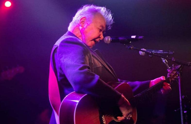 مطرب عالمي يعاني كورونا