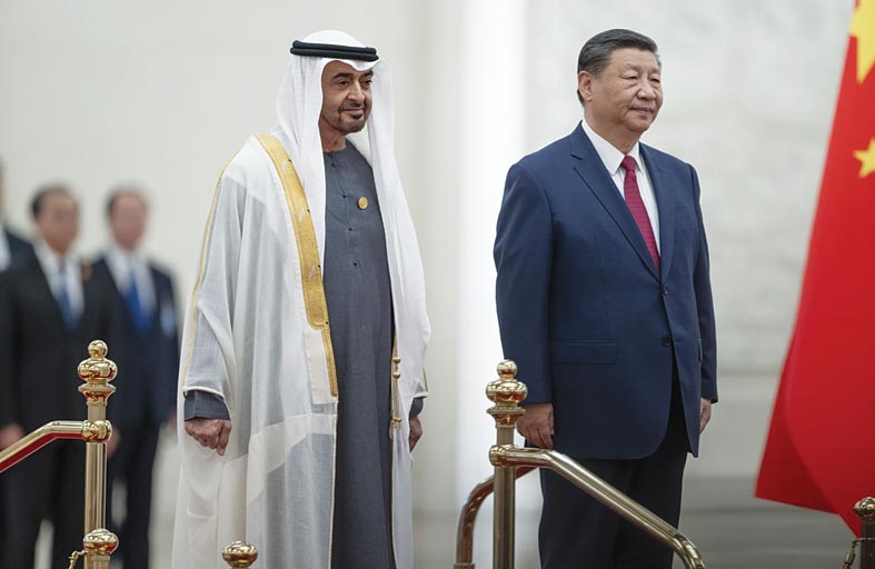 جرت لسموه مراسم استقبال رسمية.. الرئيس الصيني يستقبل رئيس الدولة