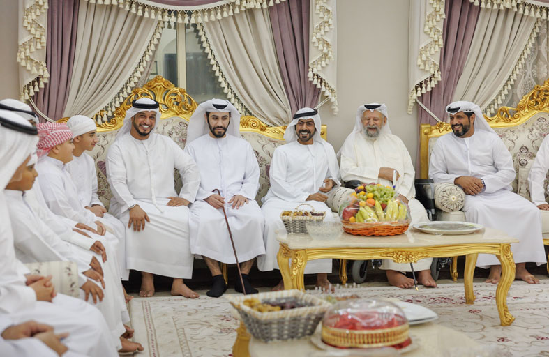 خليفة بن طحنون يبدأ سلسلة زيارات لعدد من أسر شهداء الوطن في إمارة الفجيرة والمناطق المجاورة
