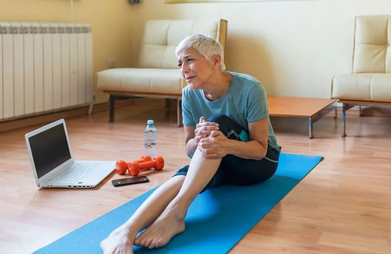 برودة القدمين وثقل الساقين.. دراسة تحذّر من 