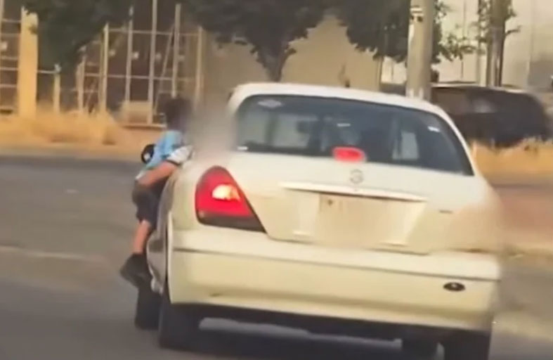 طفل معلّق من نافذة سيارة!