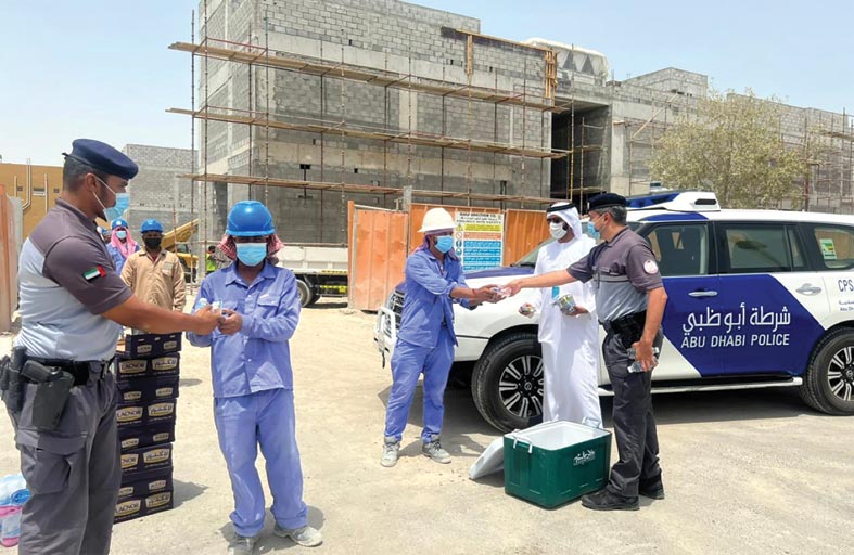 شرطة أبوظبي تنفذ مبادرة «برد صيفهم» للعمال بالتعاون مع مركز بلدية مصفح
