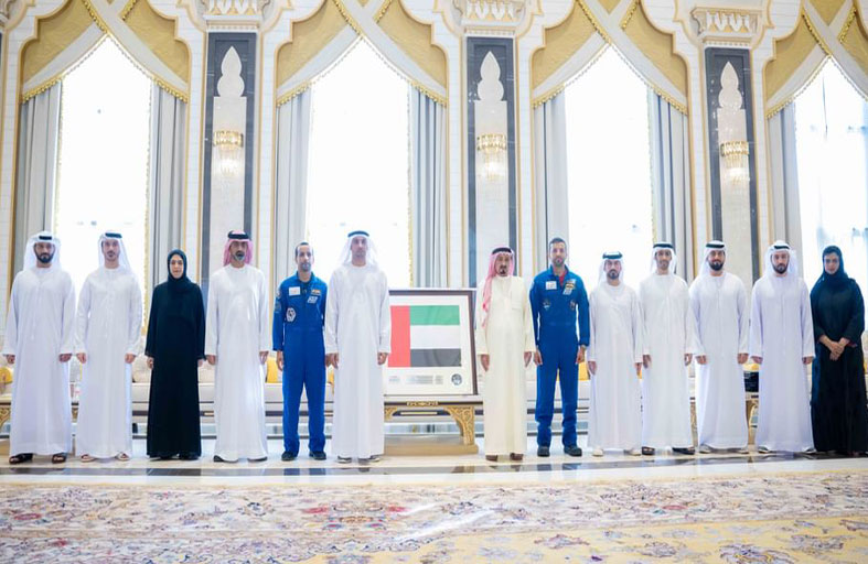 حاكم عجمان يستقبل رائدي الفضاء سلطان النيادي وهزاع المنصوري وفريق مهمة «طموح زايد 2»
