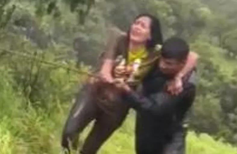 إنقاذ شابة سقطت في واد عميق 