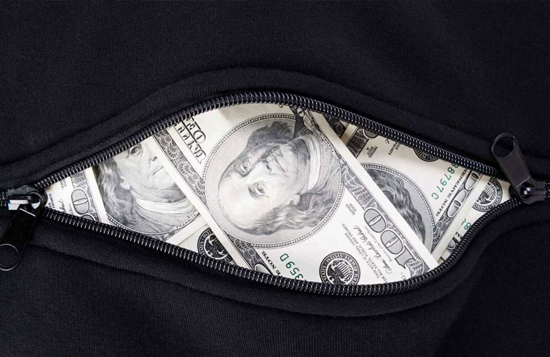 يعيد 112 ألف دولار وذهباً عثر عليها في القمامة