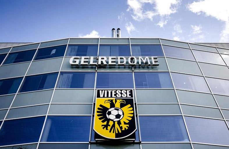 فيتيس الهولندي يخسر رخصته كناد محترف 