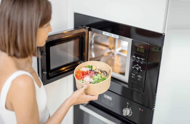 ما خطورة تسخين الطعام في أفران الميكروويف؟