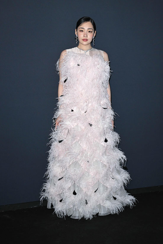 الممثلة الكورية الجنوبية كيم مين خلال جلسة التصوير قبل حفل توزيع جوائز كيرينغ للنساء في الحركة لعام 2025. (ا ف ب)