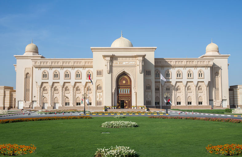 مجلس أمناء الجامعة القاسمية يشيد بمكرمة حاكم الشارقة باعتماد 400 منحة دراسية 