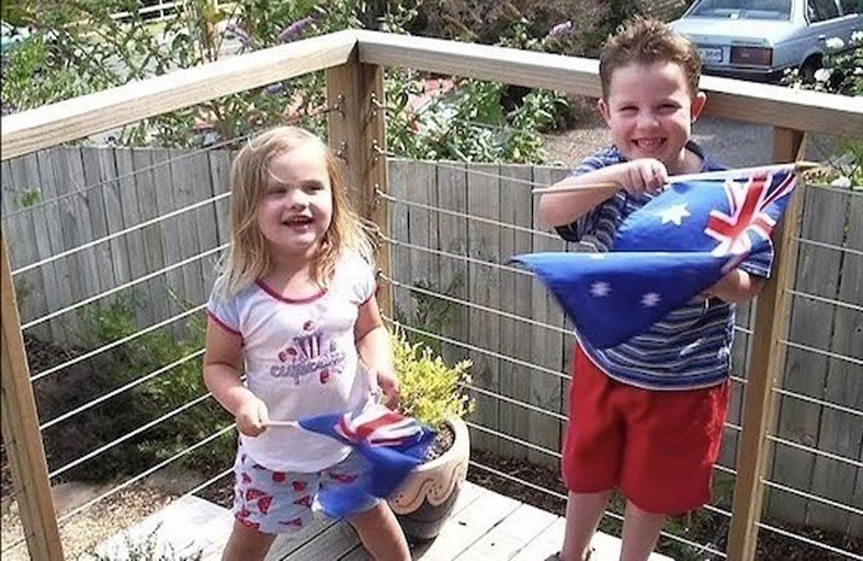 توأم يولدان بفاصل عامين 