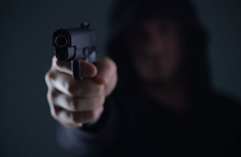 يقتل شقيقته ويصيب والديه بالرصاص!