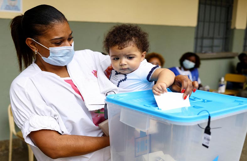 انغولا تصوت لاختيار رئيس في انتخابات تشهد منافسة حادة 