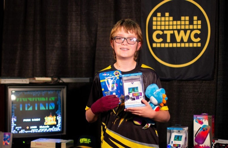 مراهق يصبح أول بشري يهزم لعبة تيترس