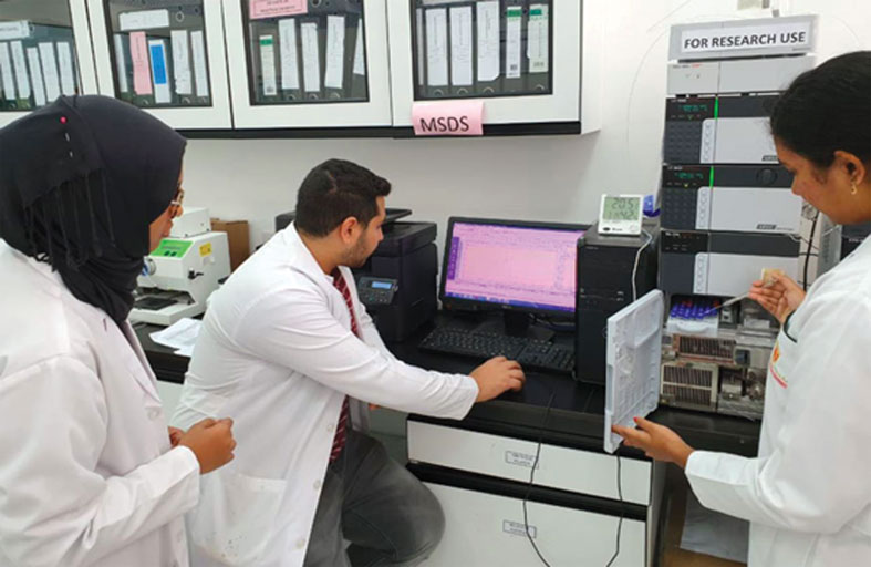 فريق بحثي من الأساتذة والطلاب بكلية الصيدلة بجامعة الخليج الطبية يستنبط مركبا جديدا ذا خصائص مضادة لنمو الخلايا السرطانية 