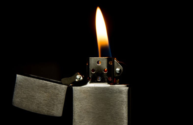 يحرق زوجته أمام أطفالهما