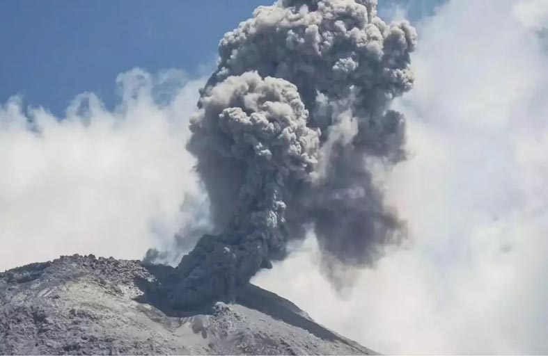 مقتل 9 أشخاص إثر ثوران بركان في جزيرة فلوريس الإندونيسية