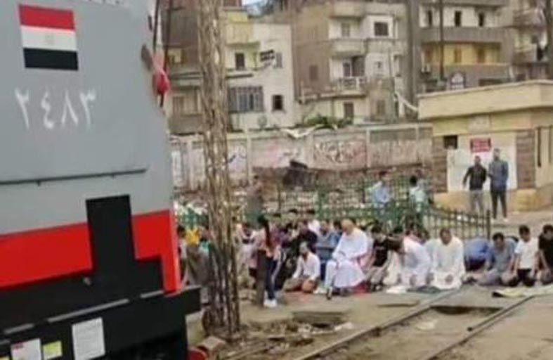 صلاة العيد على قضبان القطار 