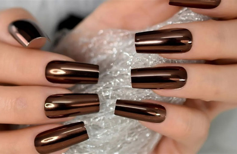 الأظافر تتلألأ بـ«الكروم النحاسي» في الخريف