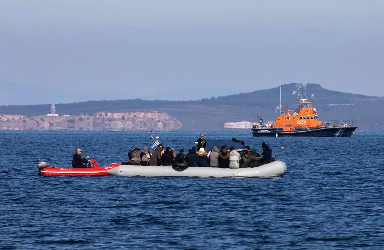 اليونان تنفي اتهامات أنقرة بدفع مهاجرين إلى الأراضي التركية 