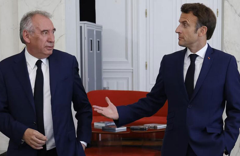 أزمة سياسية تعصف بفرنسا واحتمال خفض تصنيفها من قبل وكالة فيتش