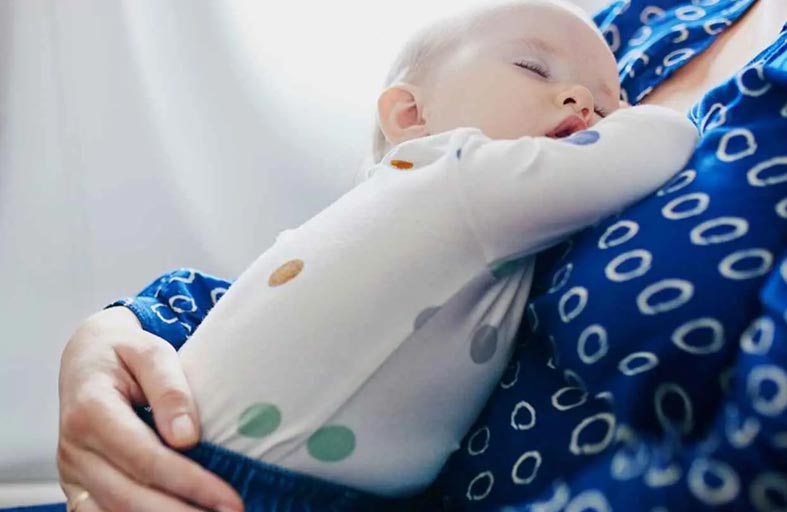 إنقاذ رضيع توقف قلبه على متن رحلة 