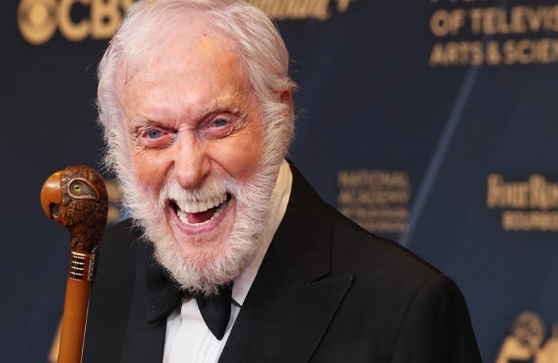 ديك فان دايك يفوز بجائزة عالمية في الـ98