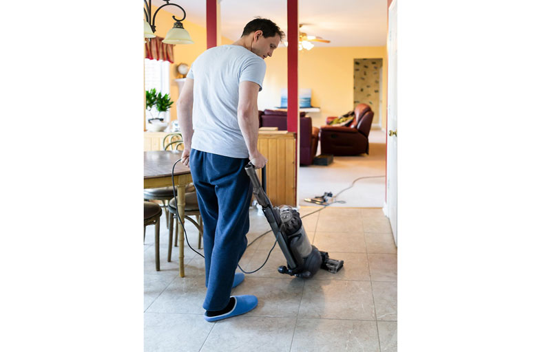 ترغم زوجها على الأعمال المنزلية بحيلة