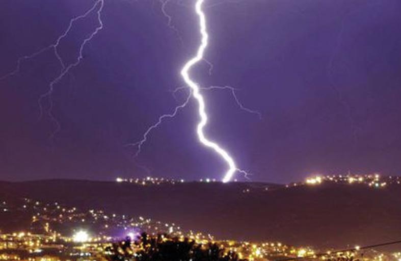 صاعقة في منتزه تتسبب بمقتل 6