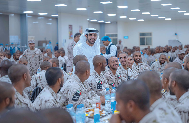 حمدان بن محمد يشارك مجندي الخدمة الوطنية طعام الإفطار ويشيد بدورهم في حماية الوطن