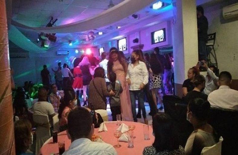 تُفاجأ بمئات الضيوف غير المدعويين لحفل ميلادها